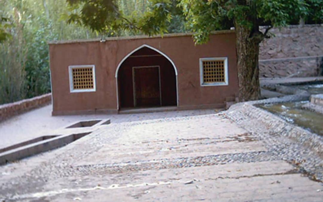 ساختمانی یک طبقه به رنگ اخرایی