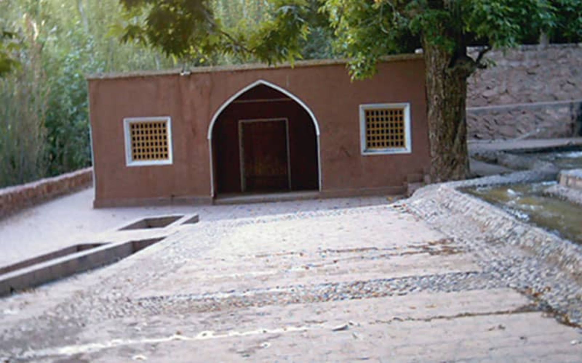 ساختمانی یک طبقه به رنگ اخرایی