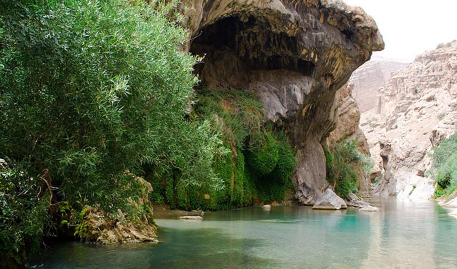 چشمه زیبا در دشت ارژن زیر تخته سنگ ها