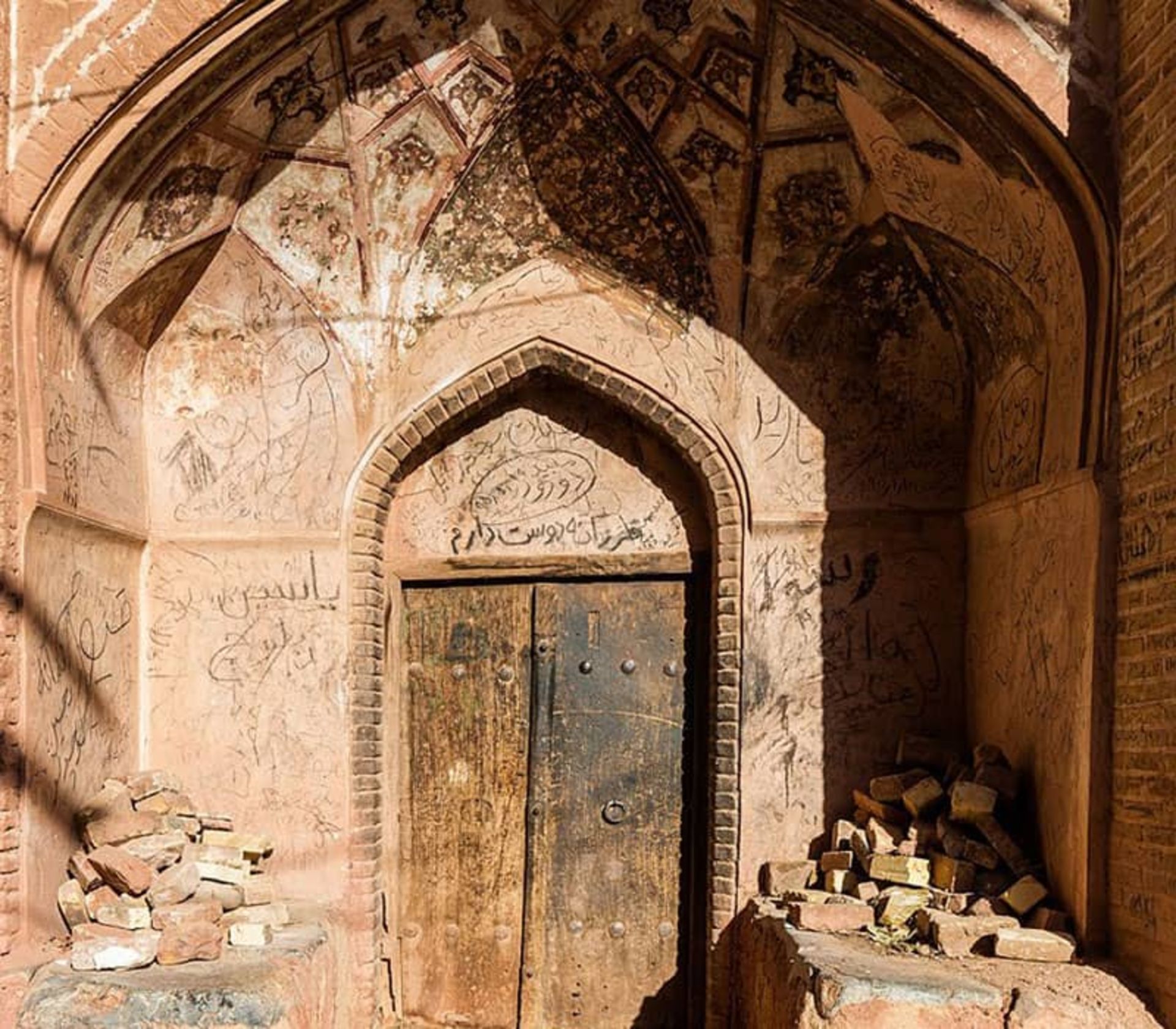 ورودی یک خانه تاریخی در ابیانه