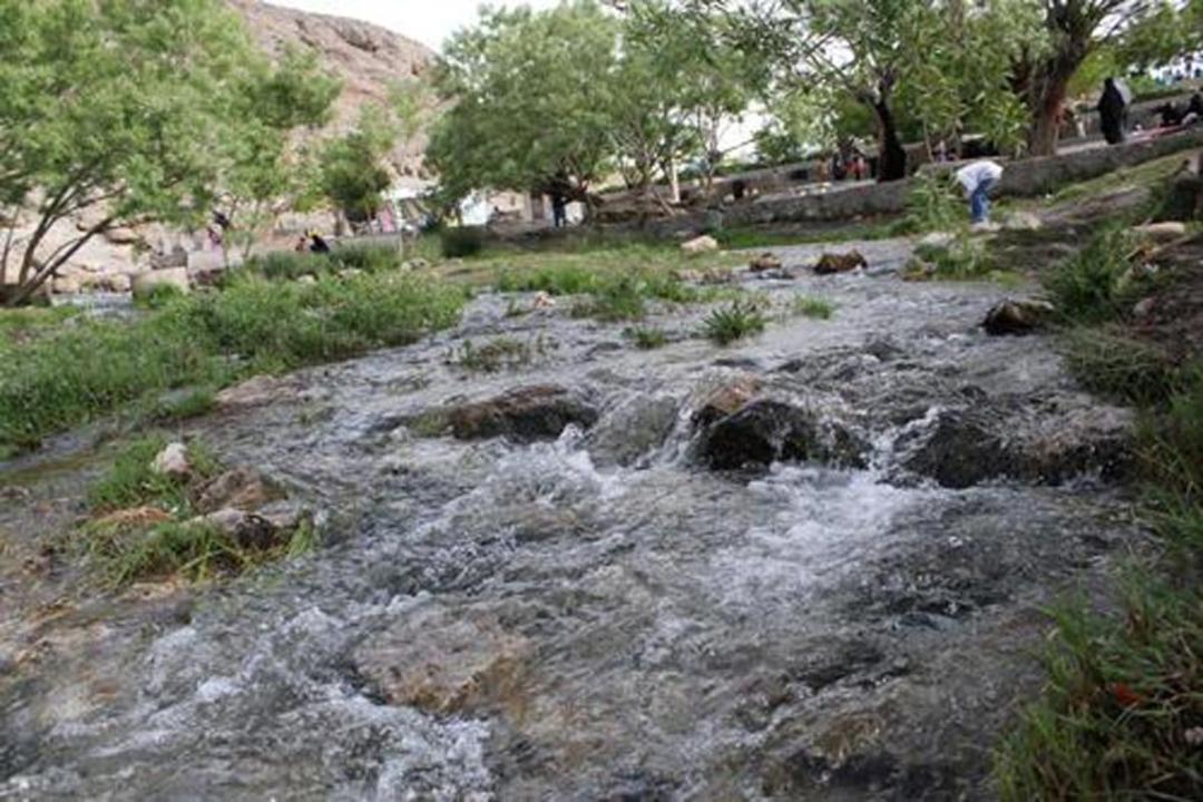 چشمه خروشان غربالبیز در میان درختان 