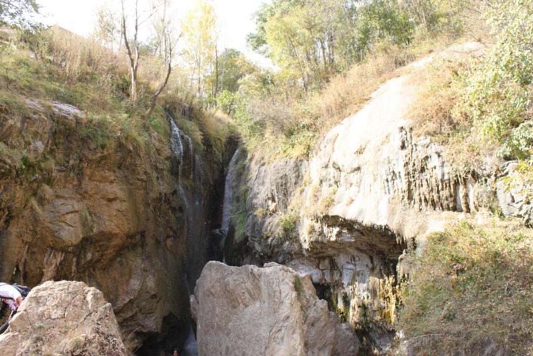 نمایی از آبشار گل آخور در میان تخته سنگ ها
