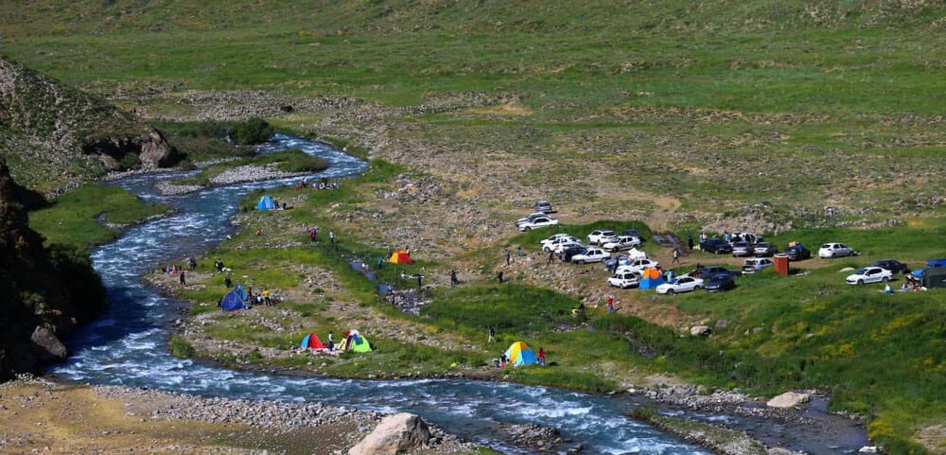 مسافران و گردشگران در دشت لار