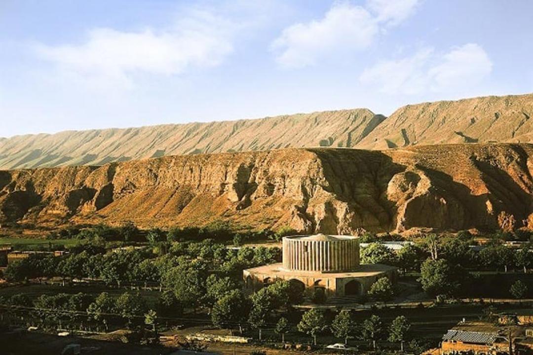 کاخ تاریخی کلات نادری در شهر کلات در جوار کوهستان از نمای دور