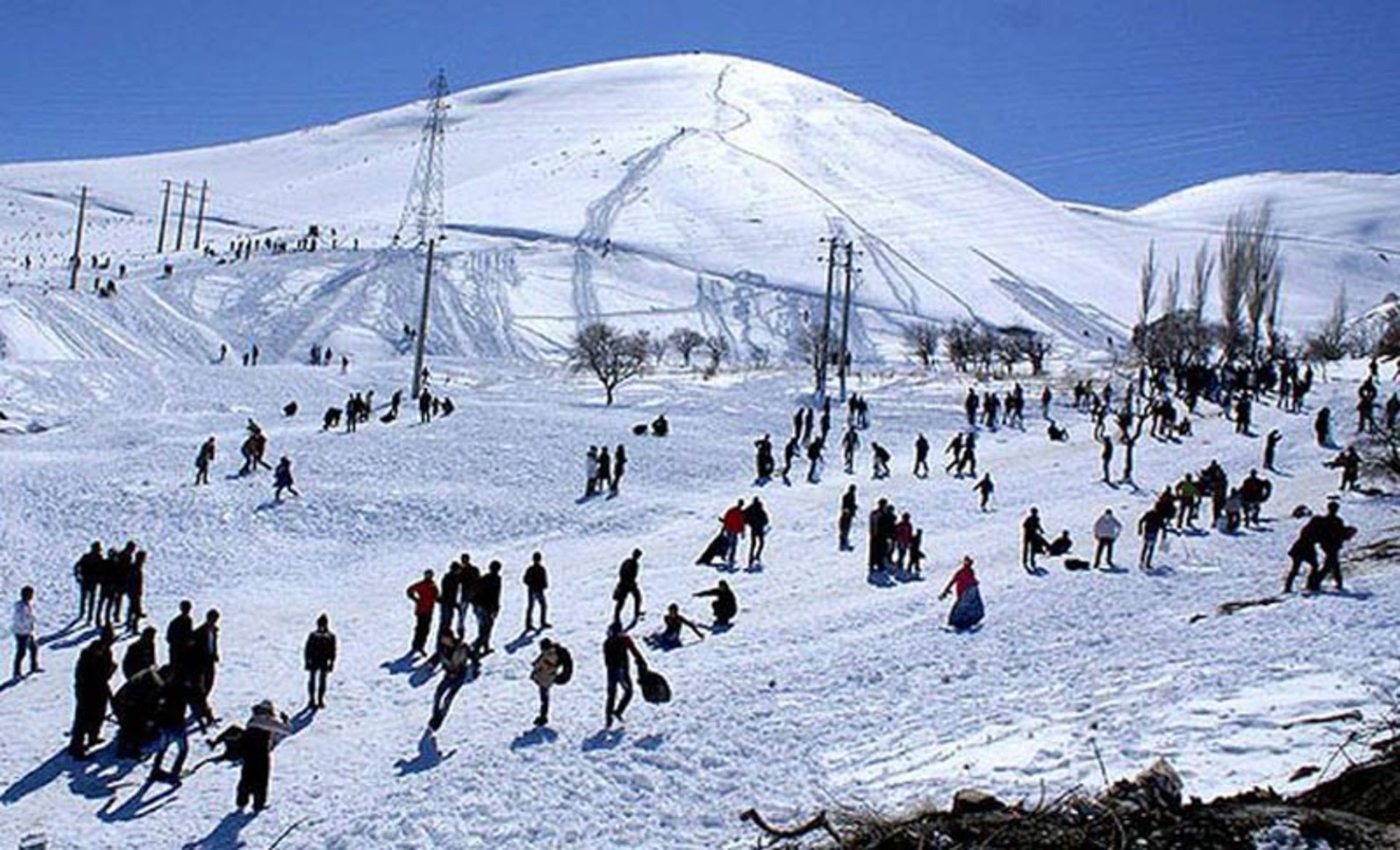 حضور اسکی بازان در پیست اسکی سیرچ پوشیده از برف