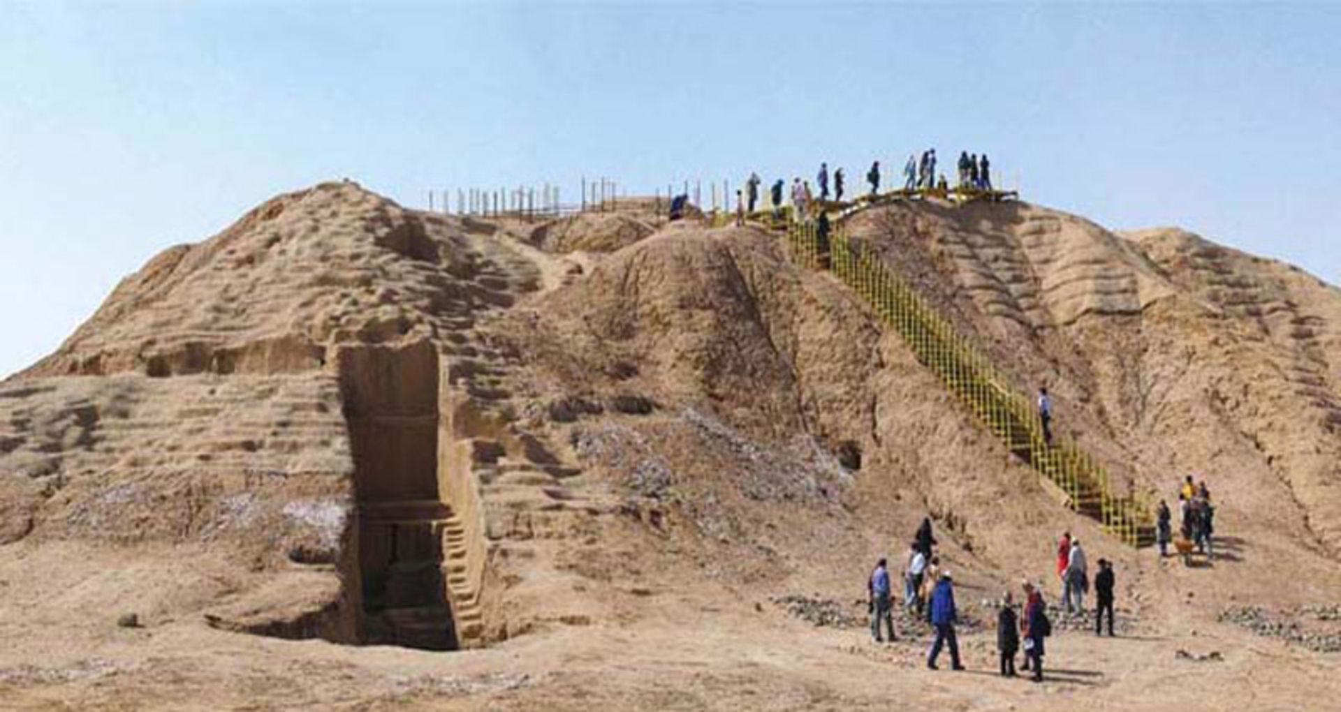 حضور گردشگران در تل ابلیس کرمان