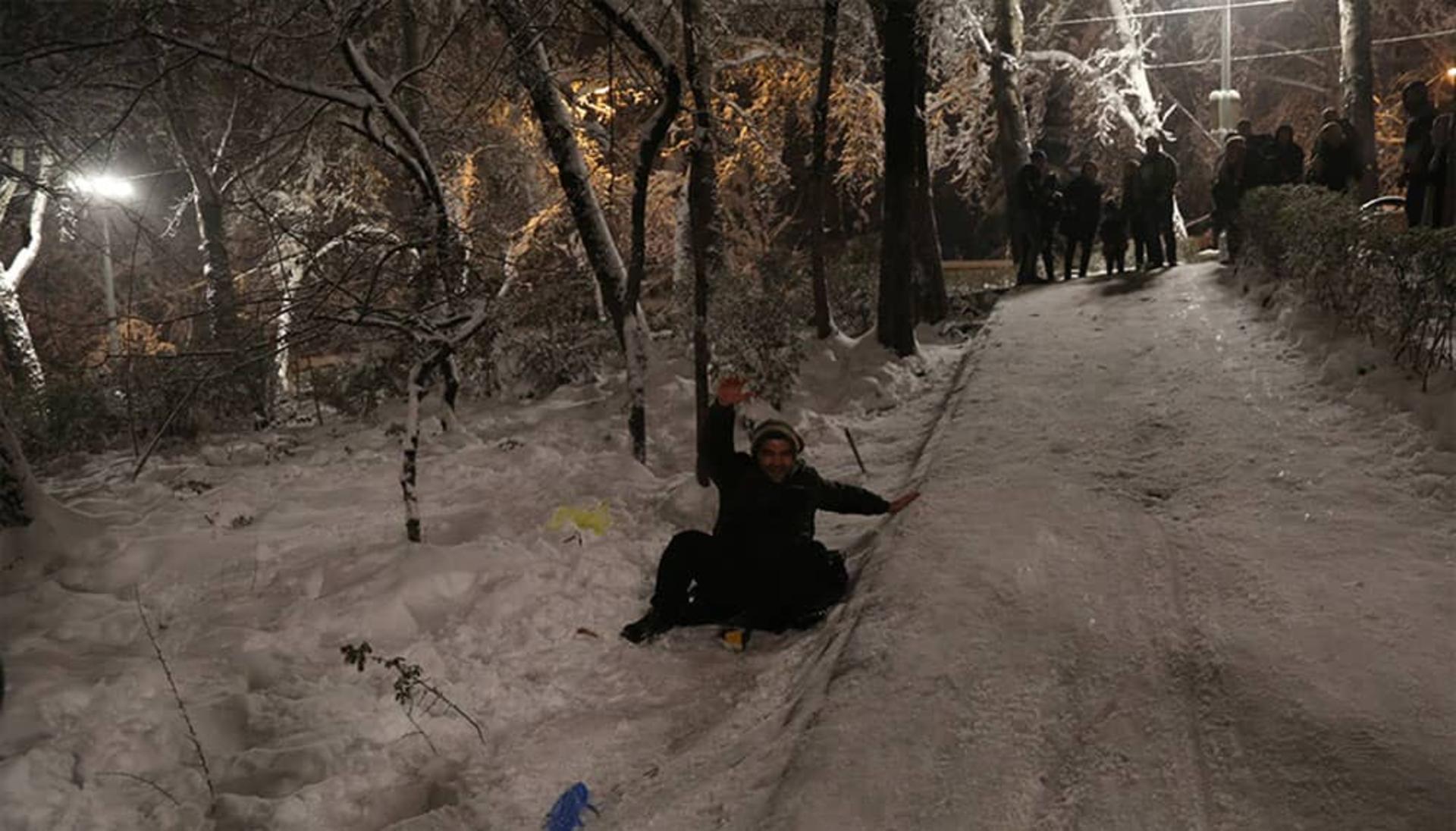 برف‌بازی در شب برفی پارک نیاوران