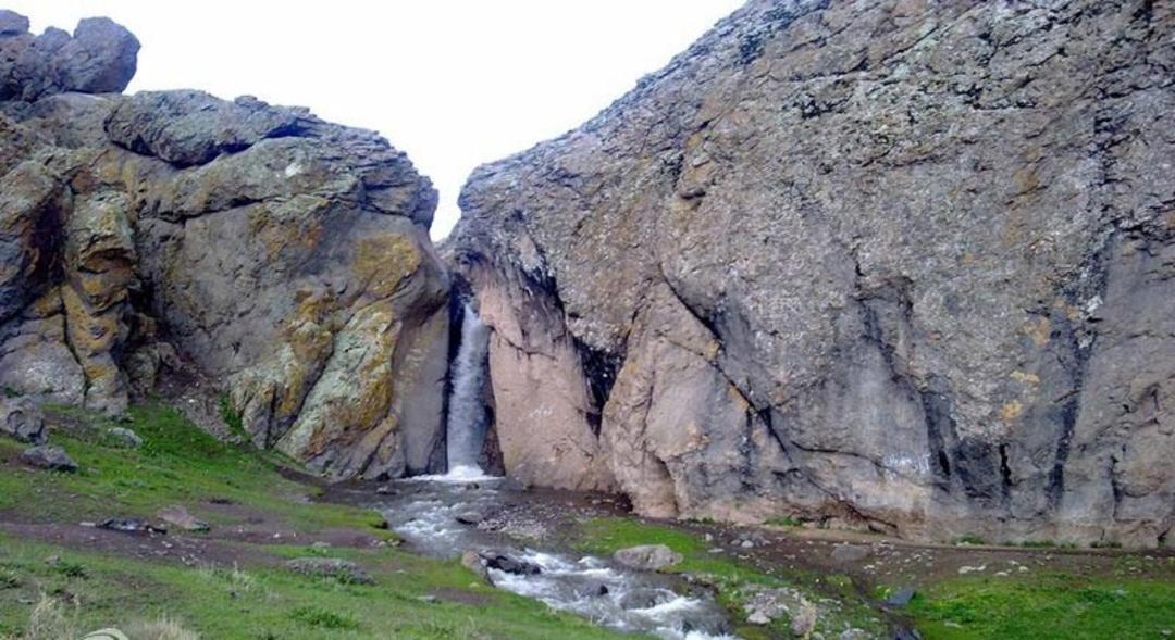 آبشار شیران میان صخره‌ها