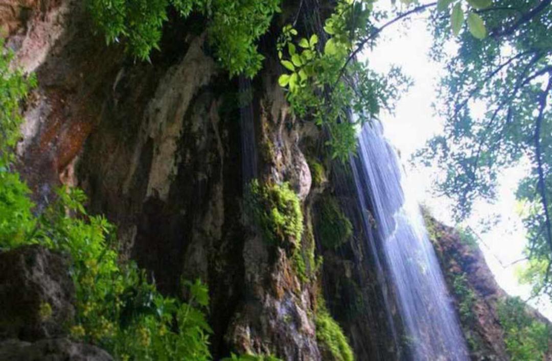 نمایی از آبشار ارتکند مشهد از زیر صخره های آن