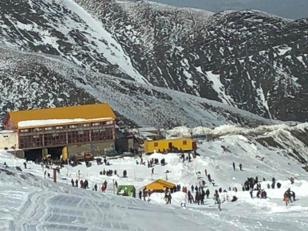 پیست اسکی شیرباد پوشیده از برف در زمستان