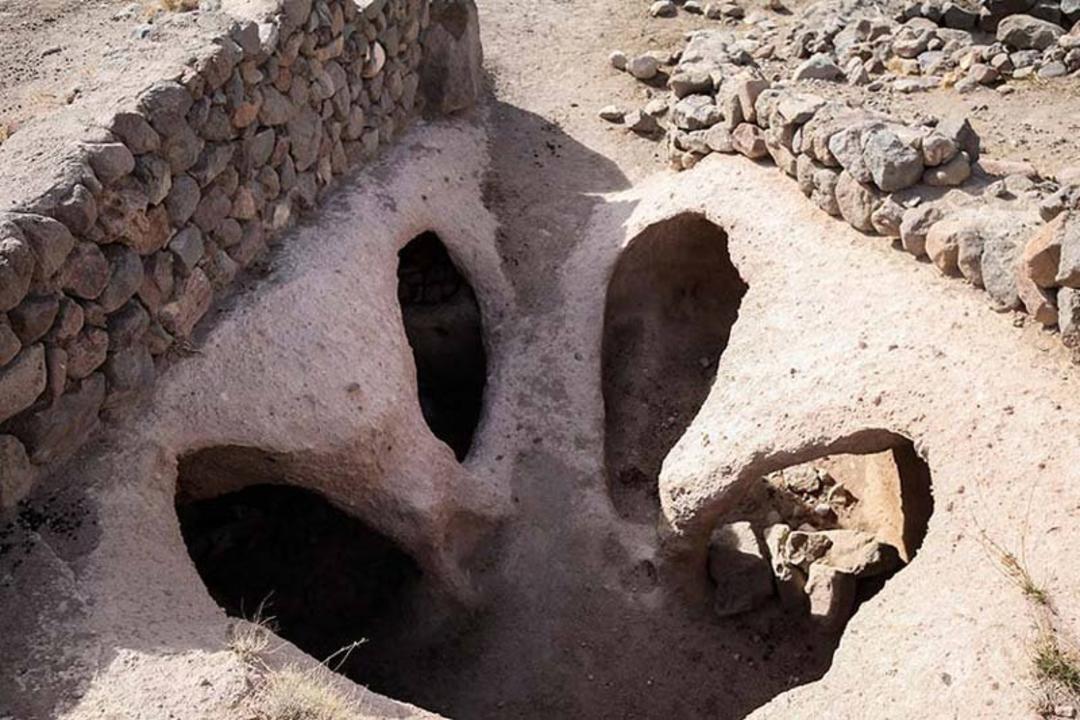 حفره های سنگی روستای حیله ور در زمین
