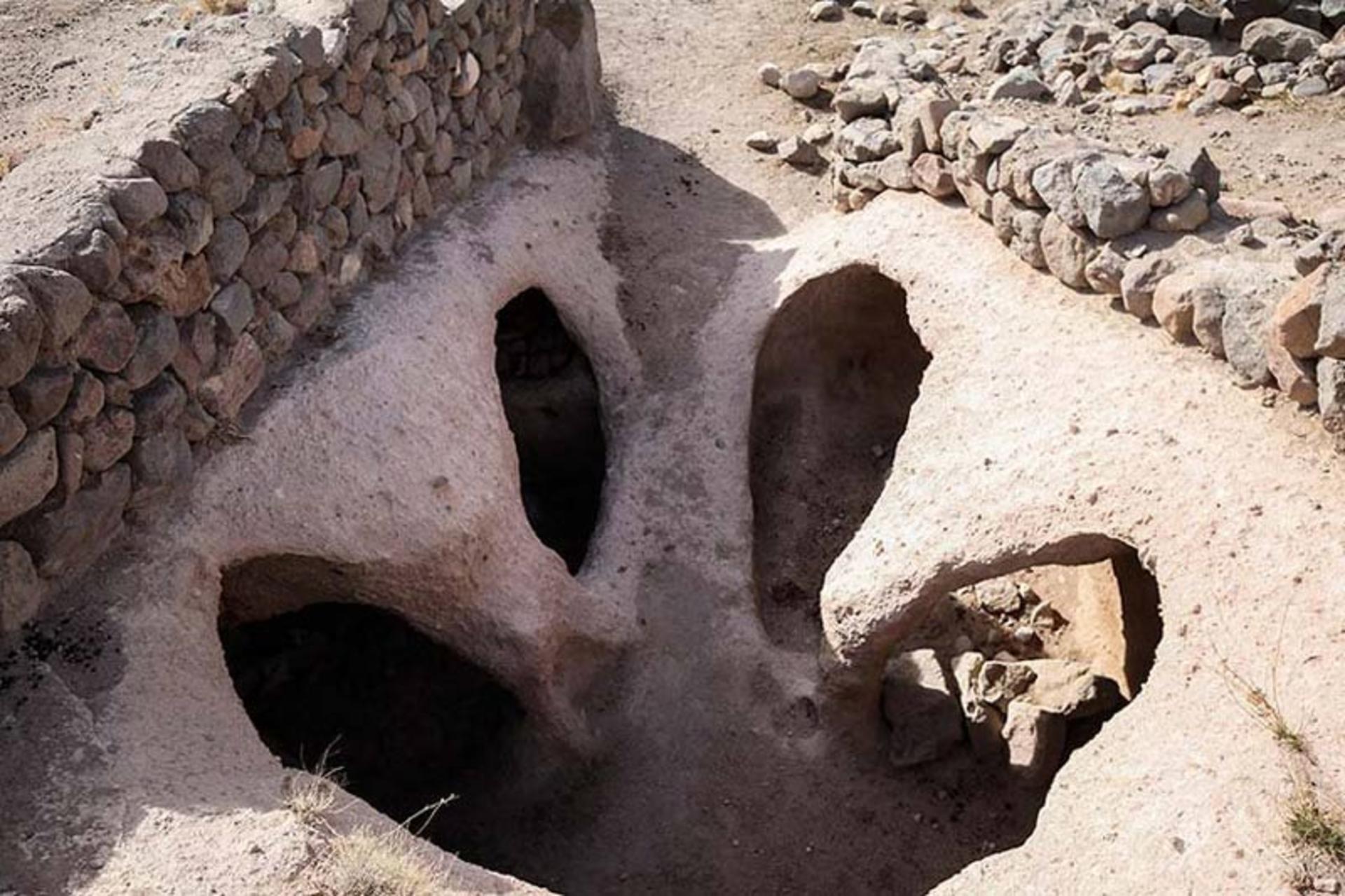 حفره های سنگی روستای حیله ور در زمین