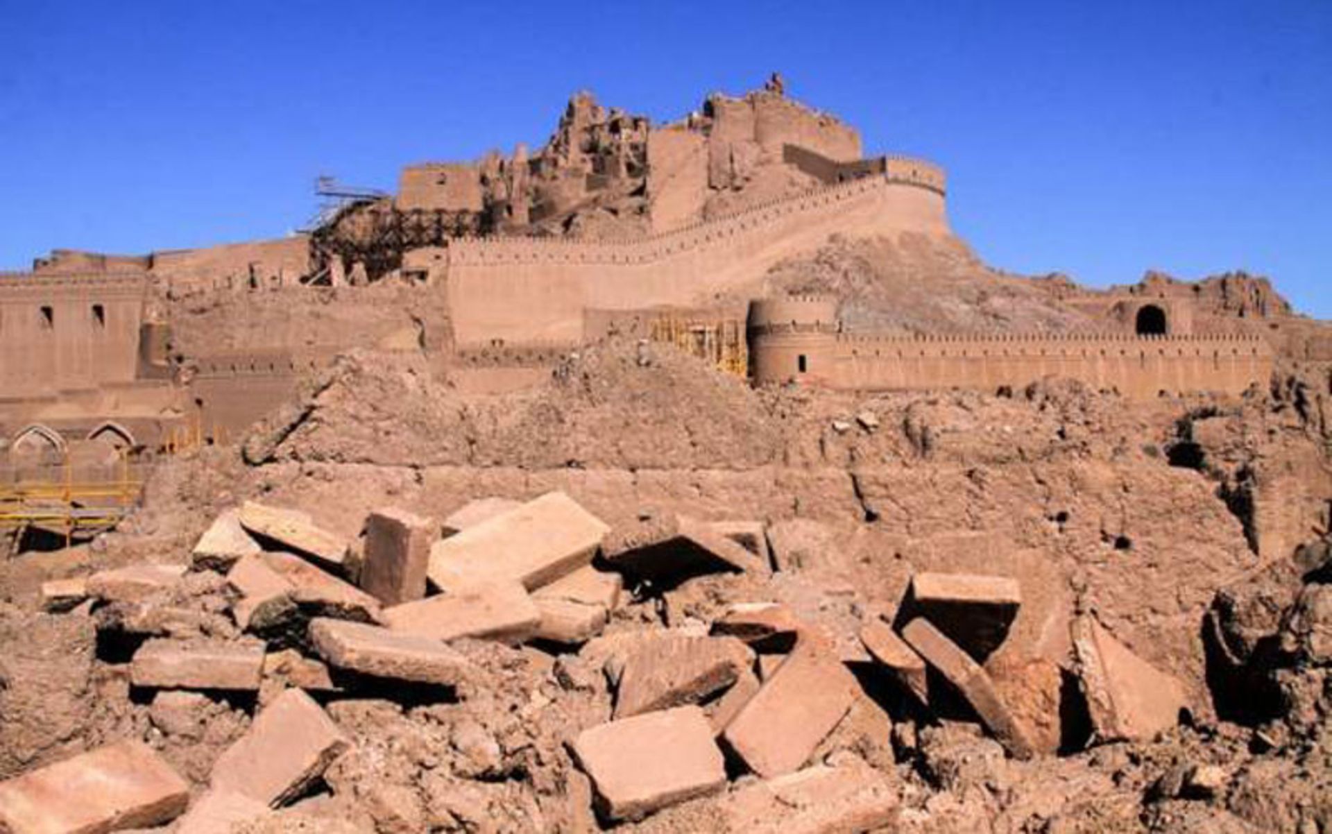 خرابه های باقی مانده از ارگ بم کرمان پس از زلزله