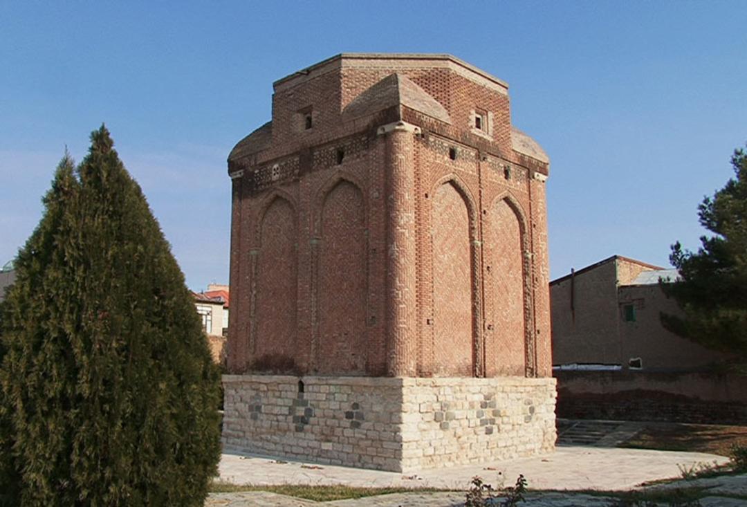 گنبد سرخ مراغه در میان بوستان