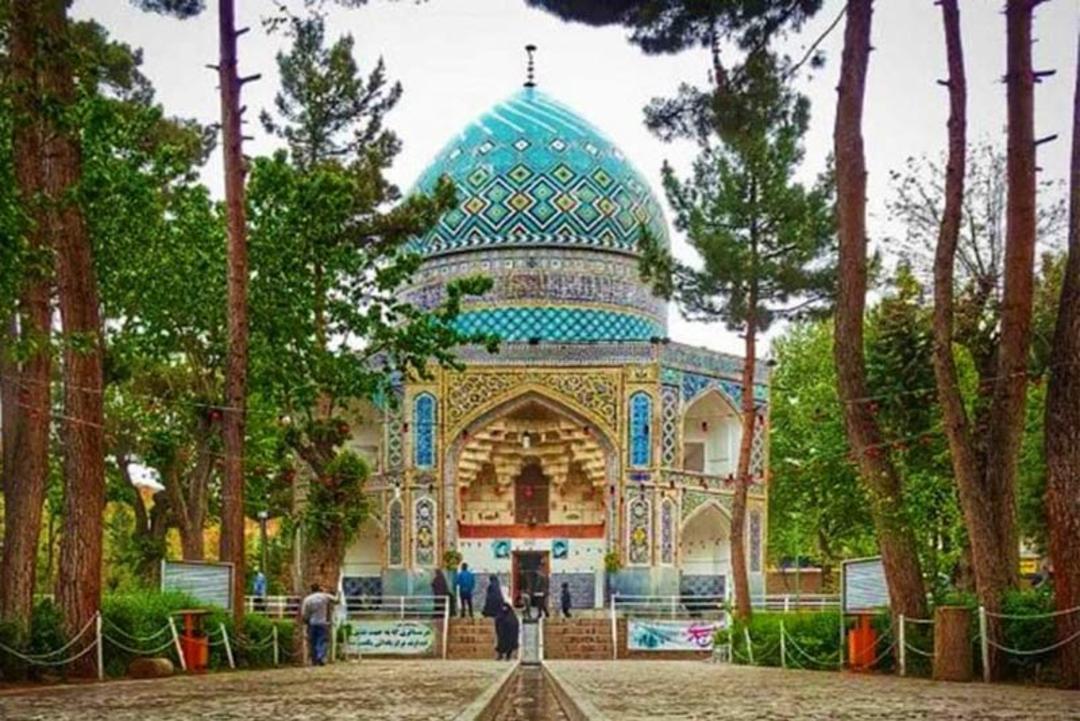 نمای بیرونی زیارتگاه قدمگاه مشهد از میان باغ