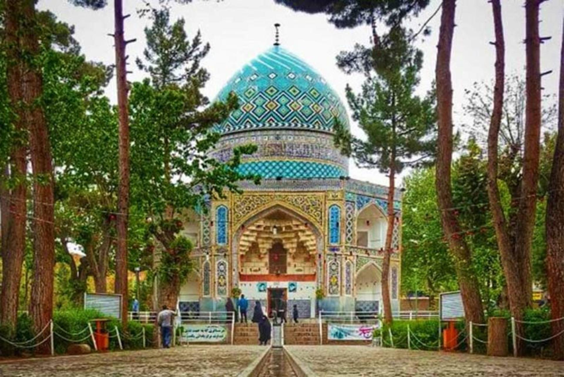 نمای بیرونی زیارتگاه قدمگاه مشهد از میان باغ