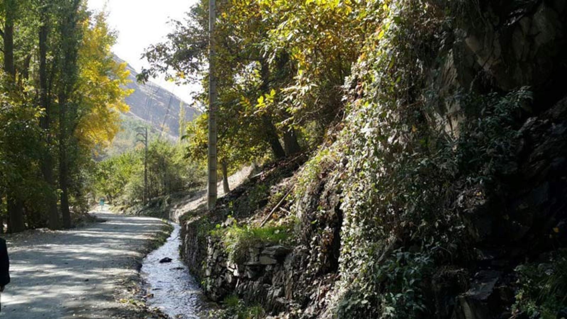 مسیر دسترسی به روستای زشک از جاده کوهستانی