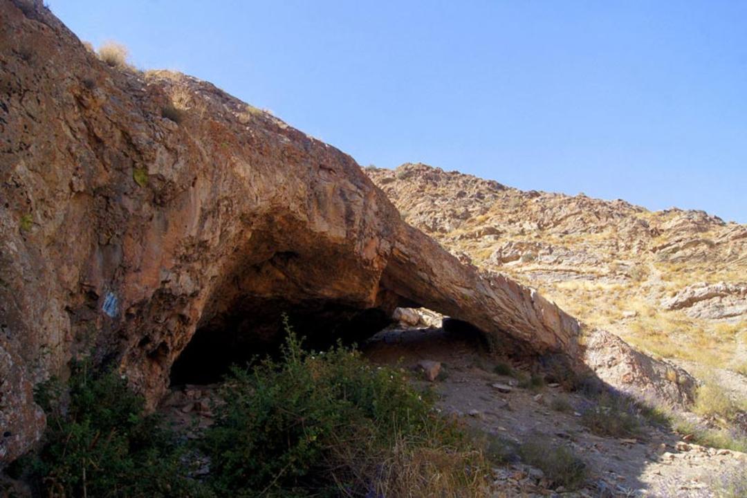 دهانه ورودی غار مغان در کوهستان مشهد