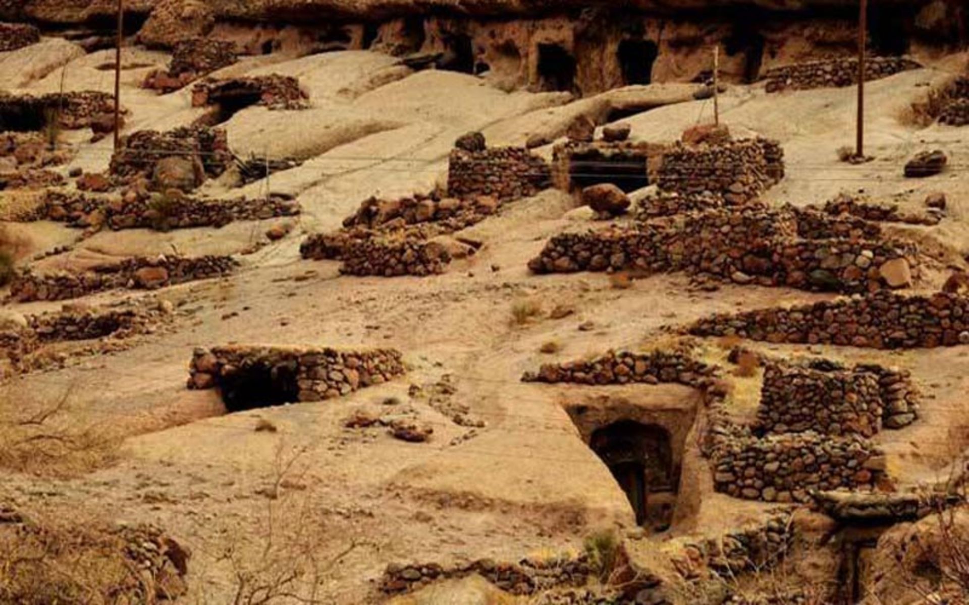 خانه های حفره ای و صخره ای در روستای تاریخی میمند