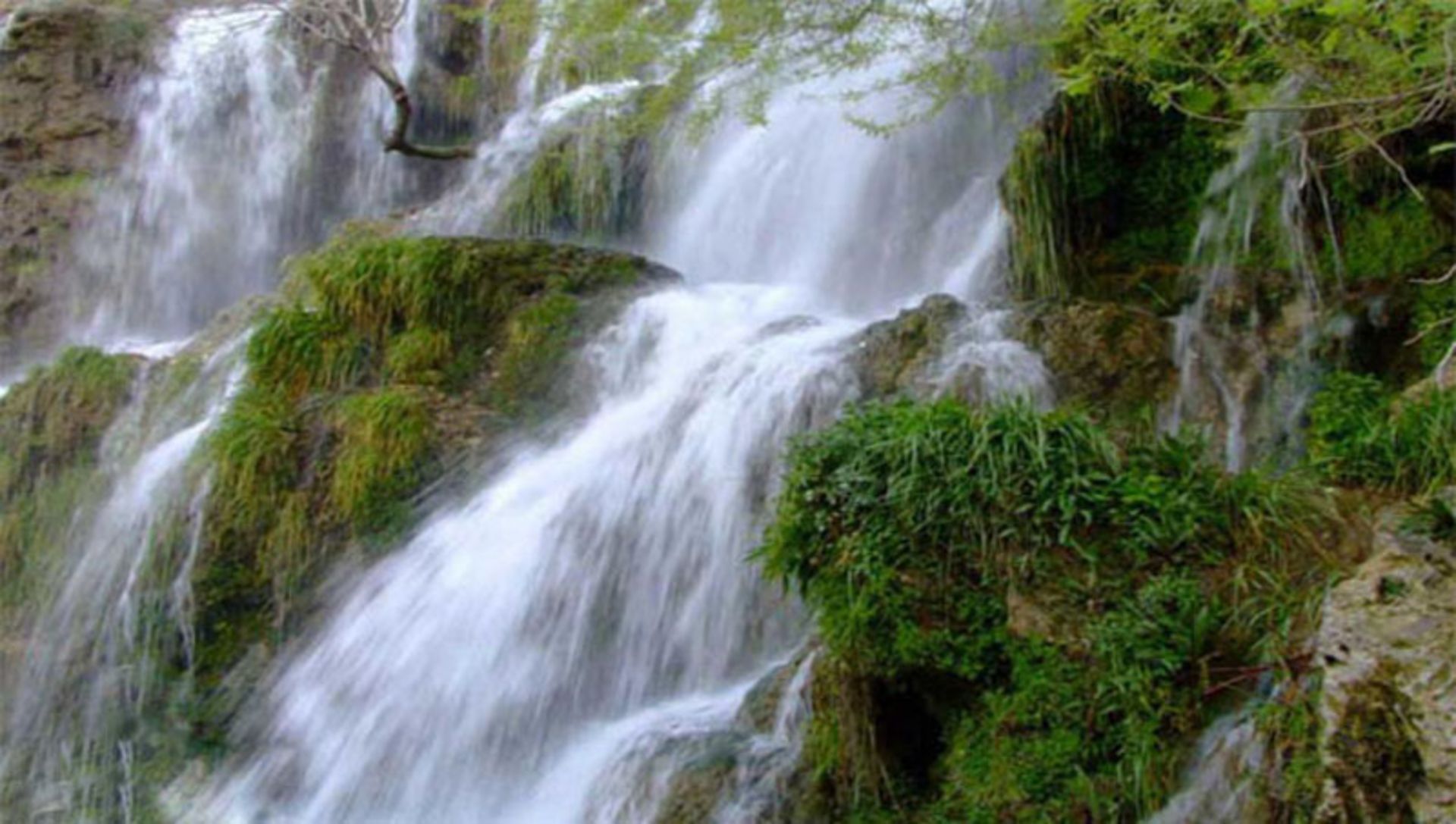بخشی از آبشارهای خوشکار از نمای نزدیک