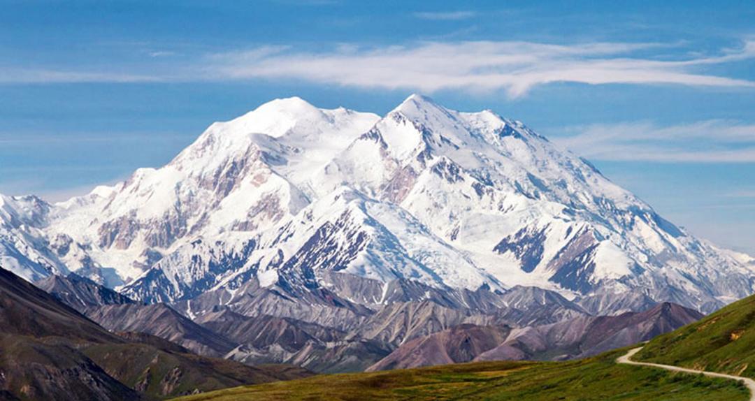 کوه بینالود پوشیده از برف از نمای دور