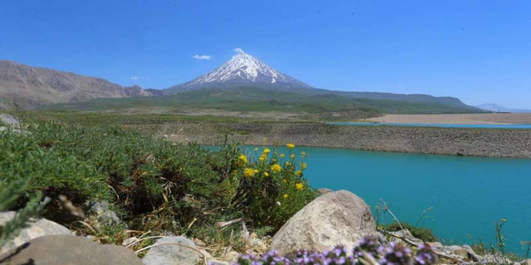 چشم‌انداز دماوند از دریاچه لار