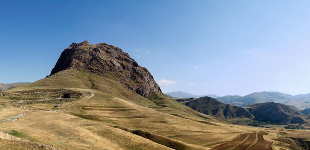 نمایی از قلعه جوشین روی کوه مرتفع حاشیه روستای جوشین