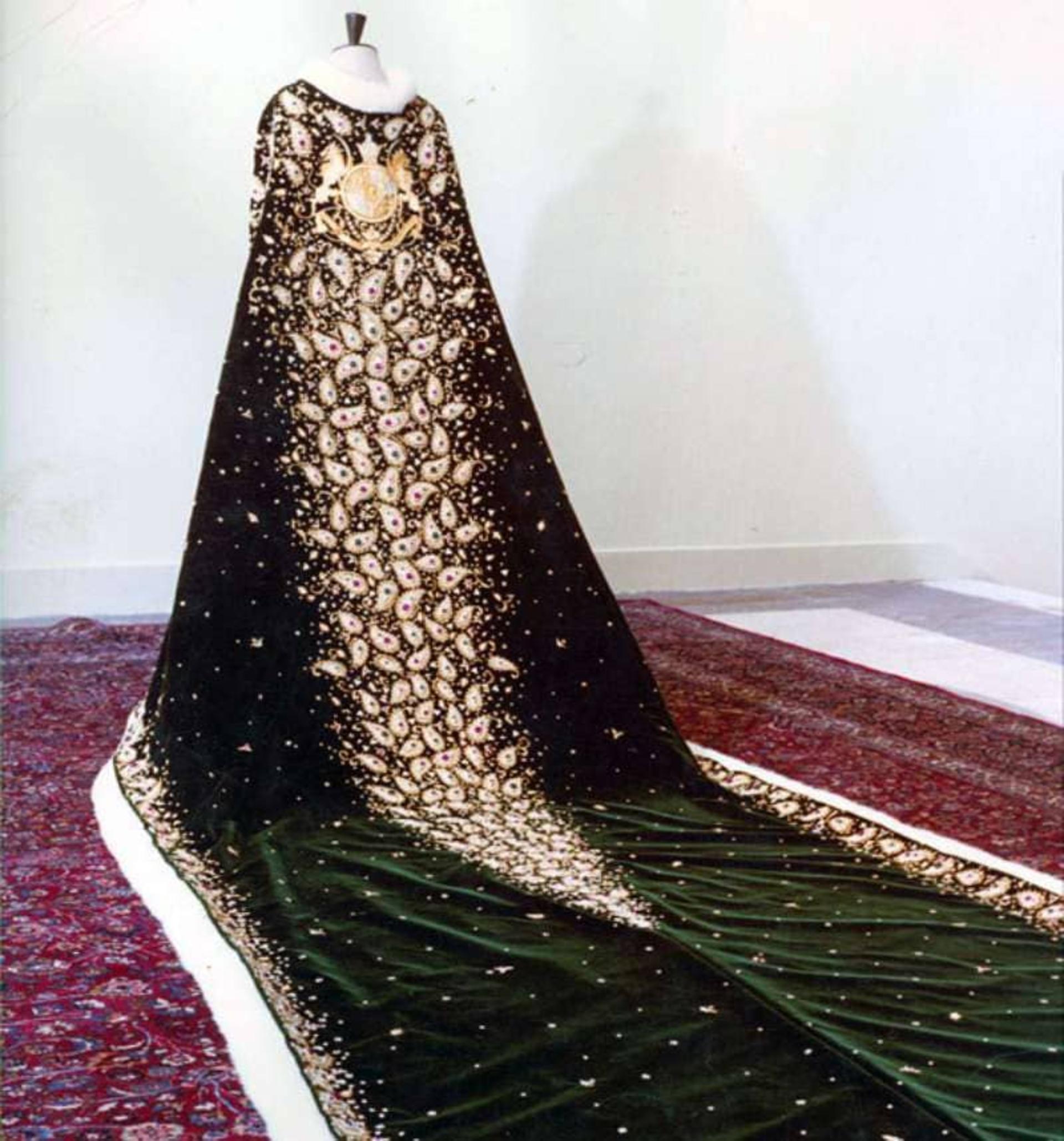 ردای تاجگذاری فرح پهلوی