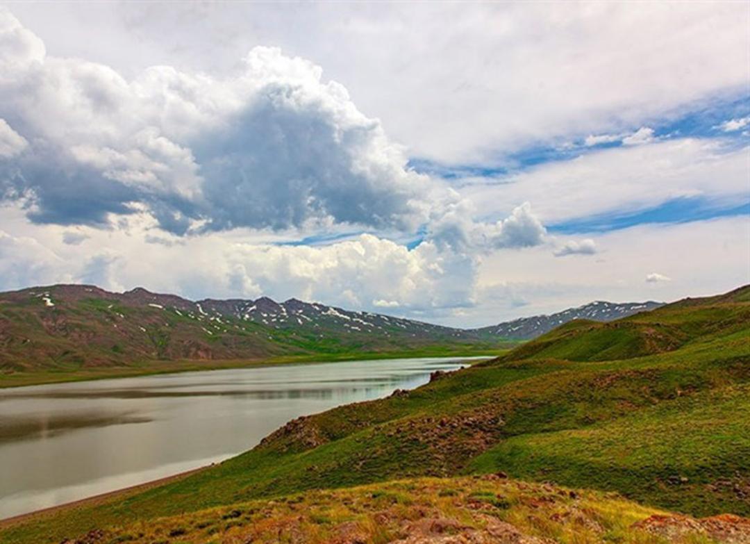 دریاچه نئور زیر آسمان پر ابر و آبی