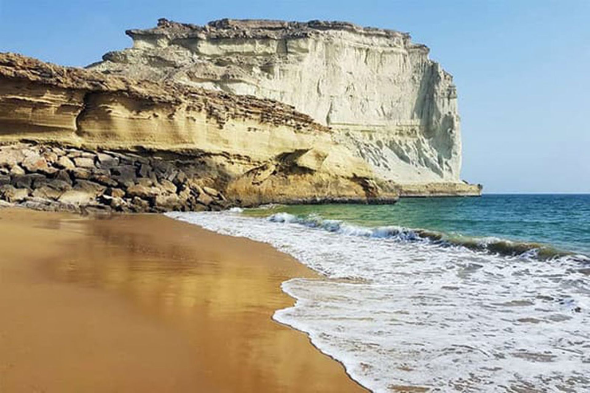 نمایی از ساحل صخره‌ای کنارک