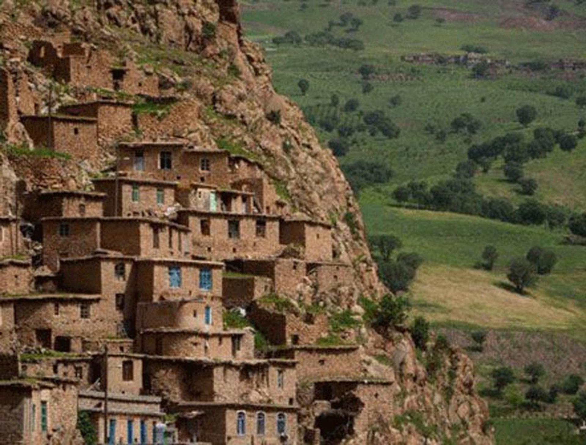 تصویری از روستای پلکانی دشتک در نزدیکی تنگ بستانک