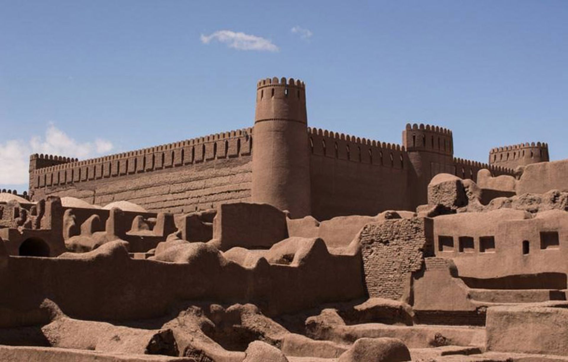 نمایی از ارگ راین کرمان از دور زیر آسمان آبی