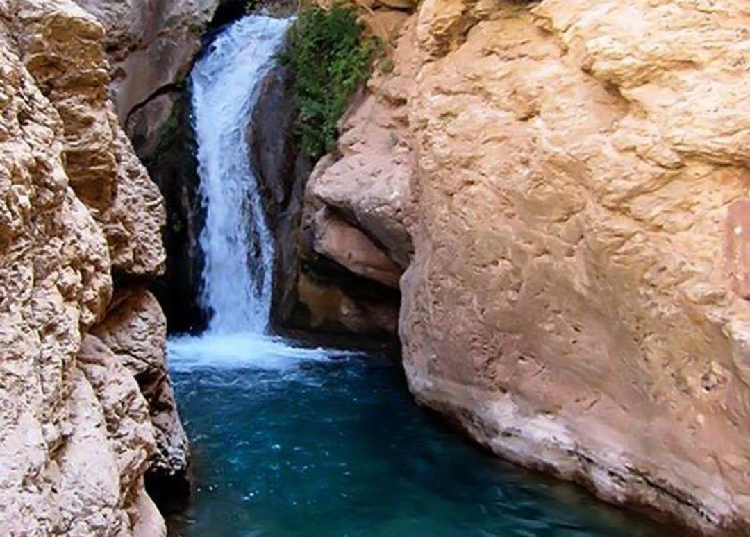 آبشار زیبا در دره اجنه چناران از میان صخره های کوه