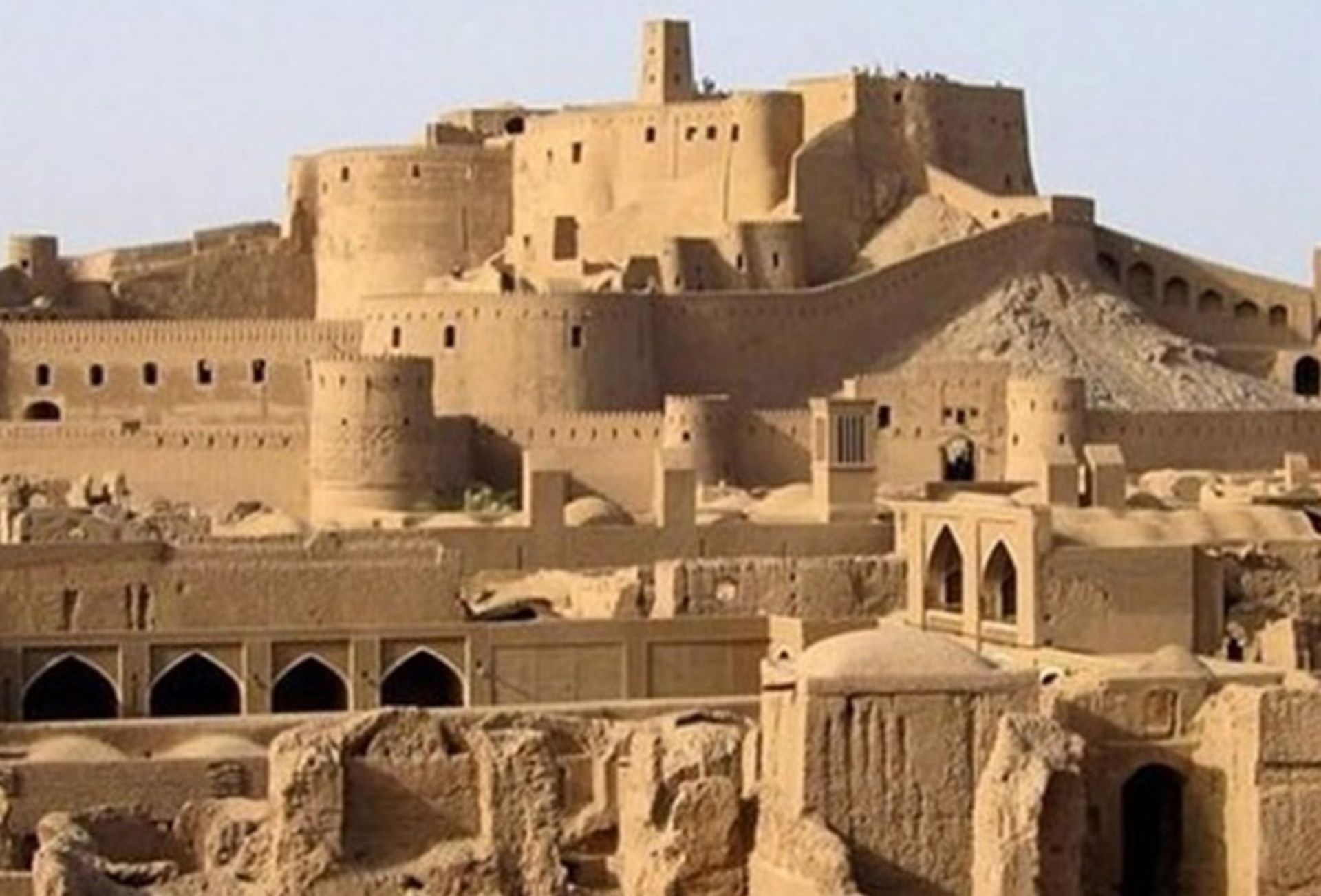 نمایی از ارگ راین کرمان و بخش های تخریب شده آن