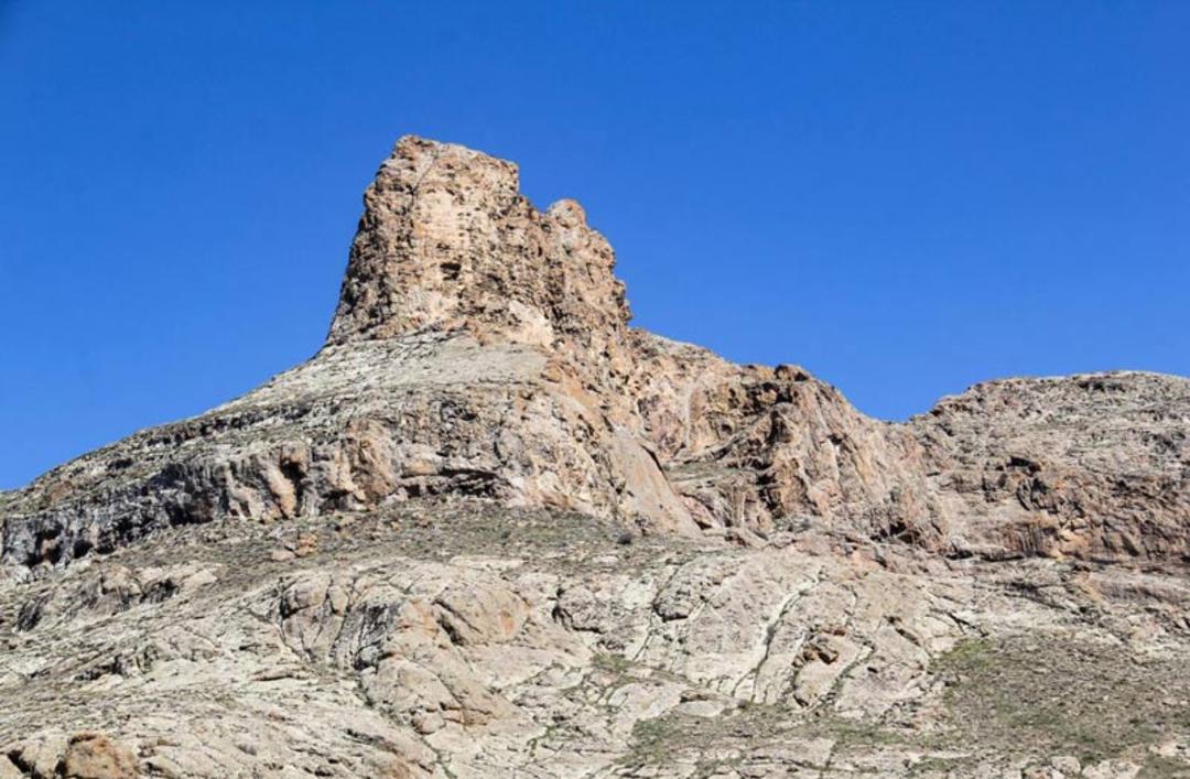 بقایای سنگی قلعه هلاکوخان