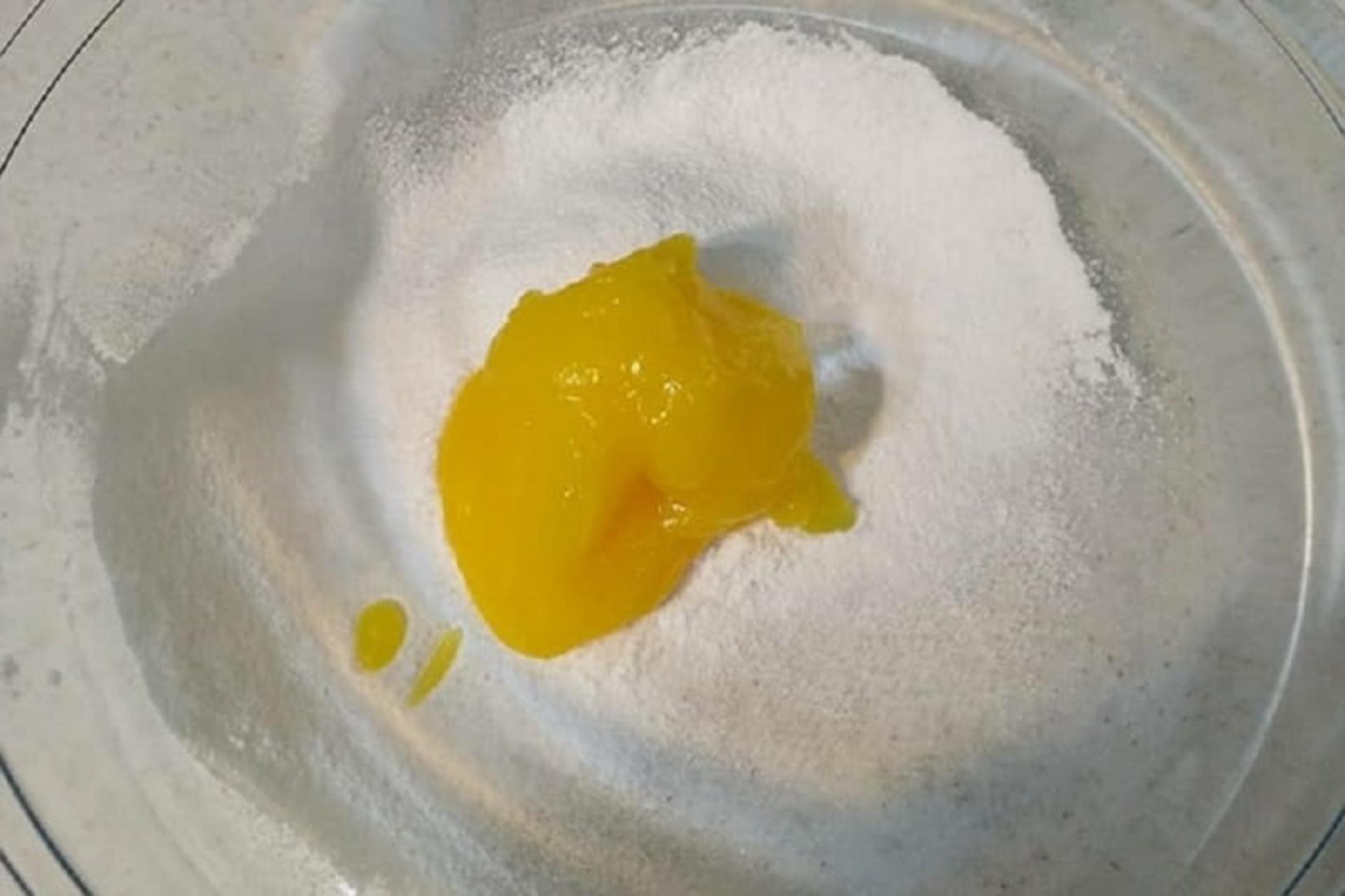 مخلوط کردن روغن و پودر قند