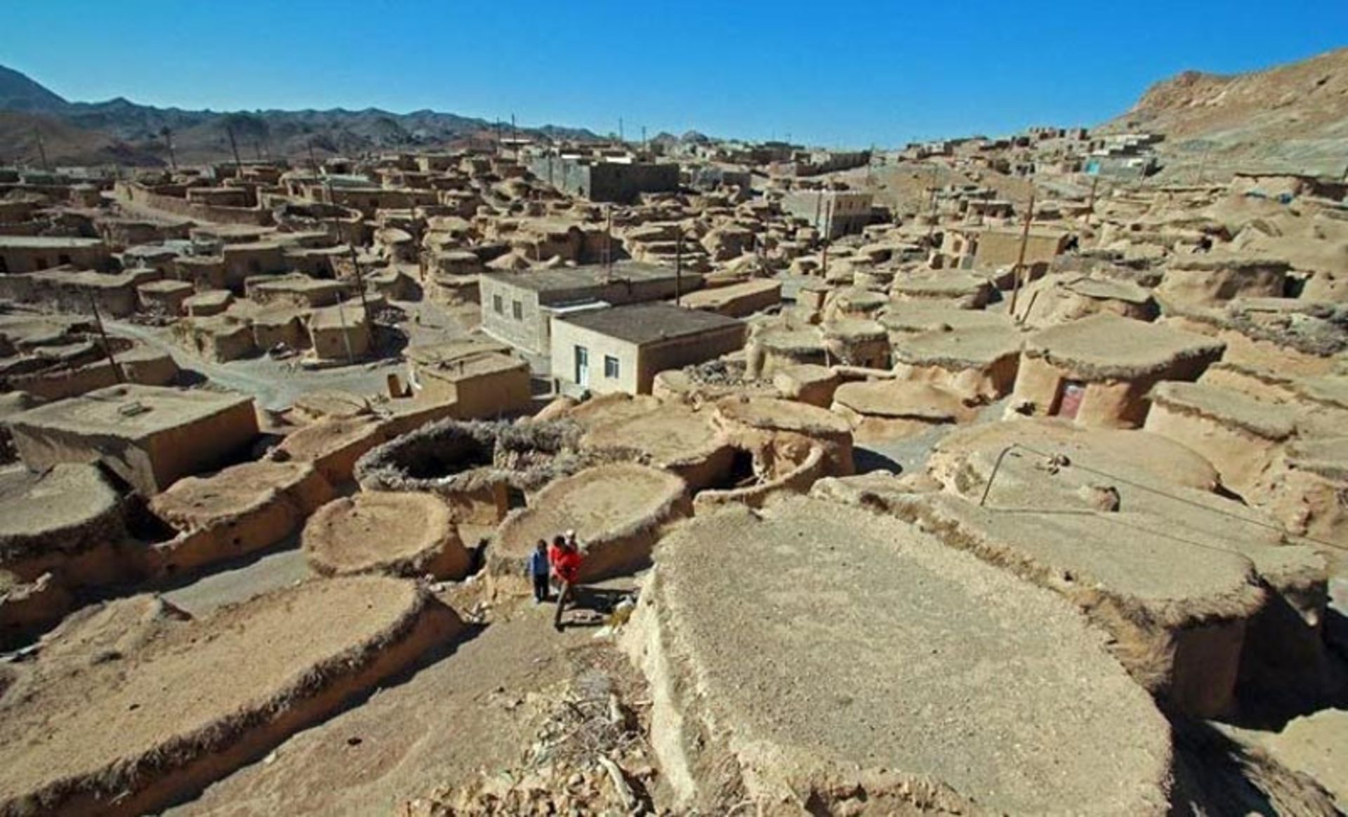 نمای بام خانه های روستای سیرچ از بالا