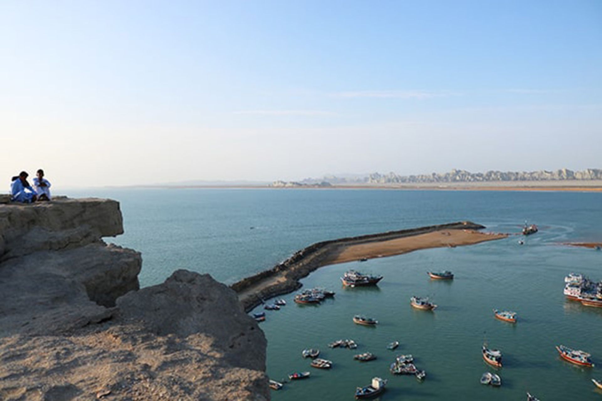 اهالی روستای بریس روی صخره بریس و نمای ساحل بریس