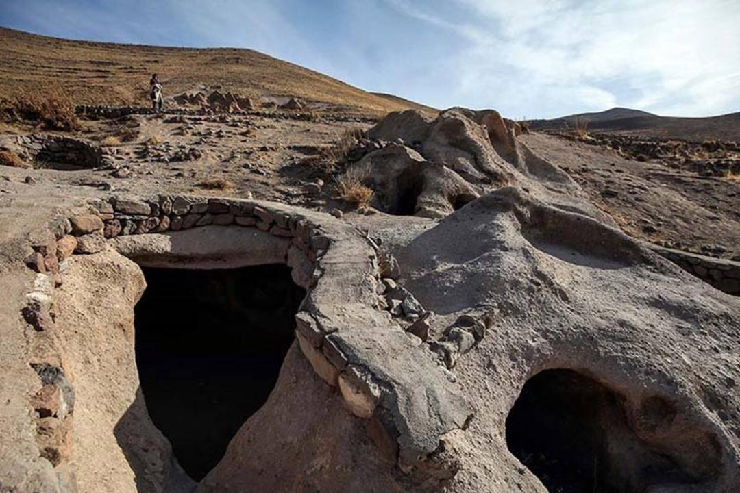 نمایی از خانه های حفره ای و سنگی روستای حیله ور در زمین