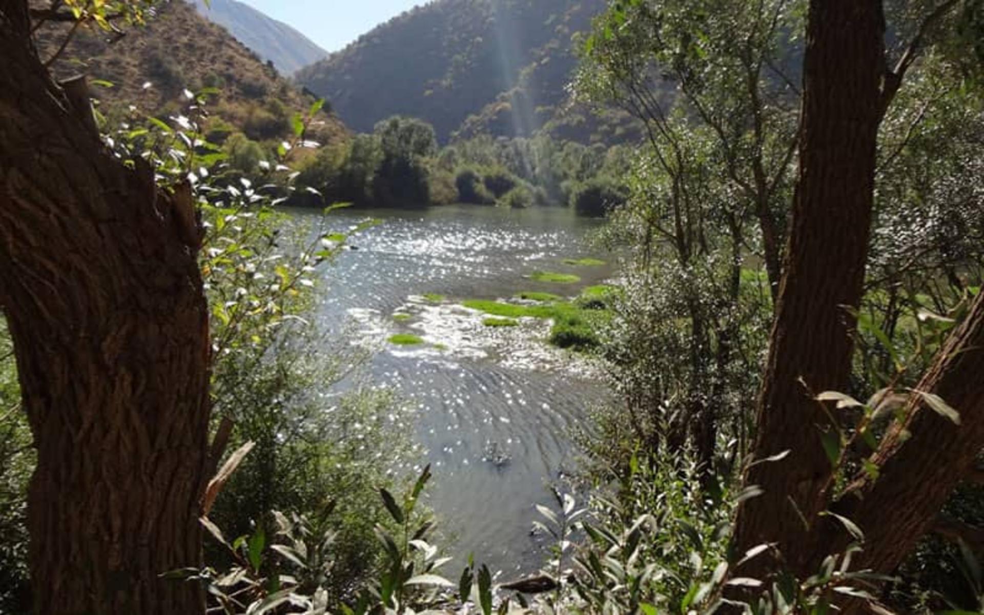 دریاچه ای زیبا در وسط کوهستان