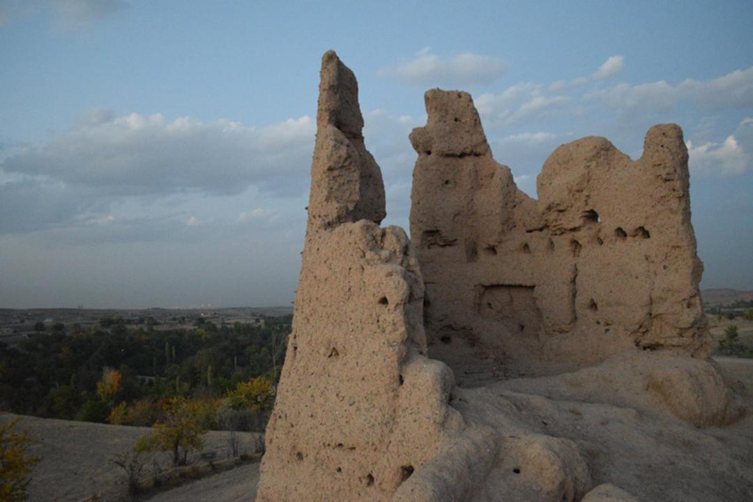 ویرانه های تاریخی به جا مانده از قلعه اسجیل چناران