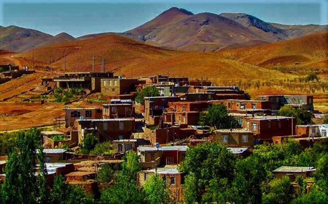 روستای ده سرخ در دامنه کوهستان از نمای دور