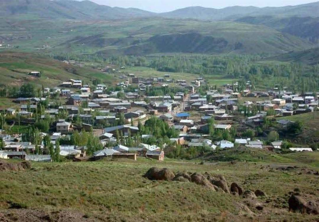 خانه های روستای شیران از بالای تپه سرسبز
