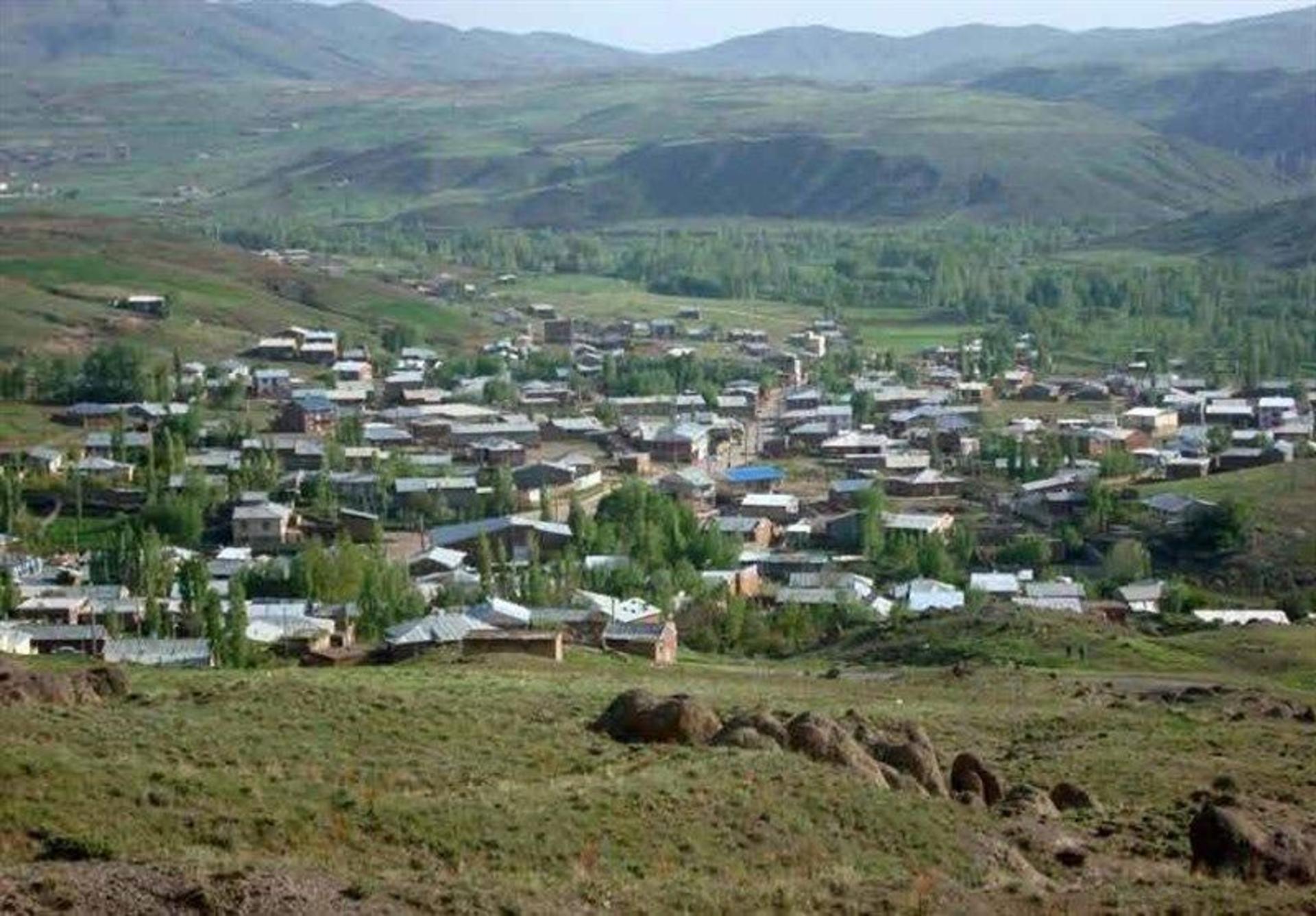 خانه های روستای شیران از بالای تپه سرسبز