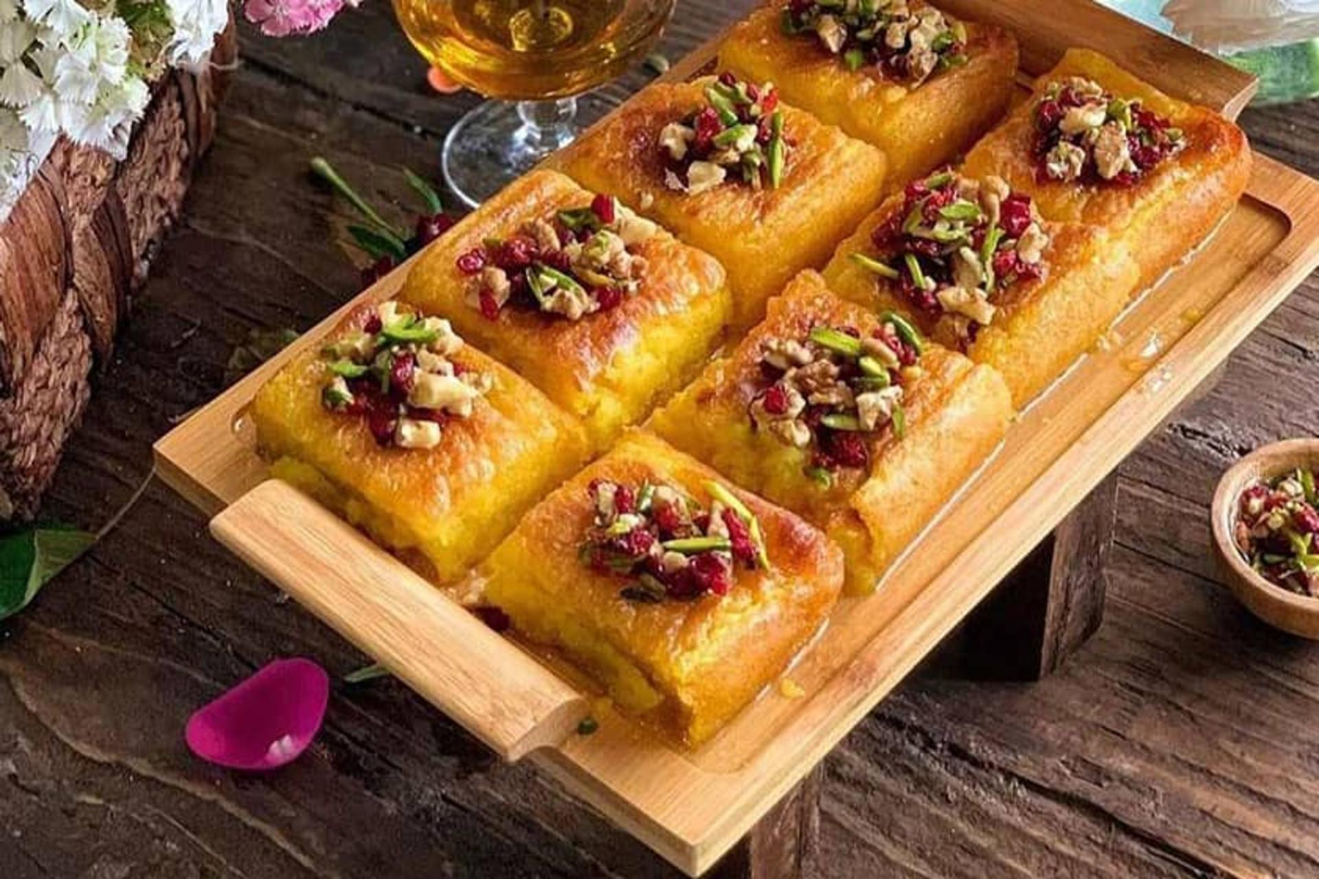 کوکوی شیرینی در سینی چوبی