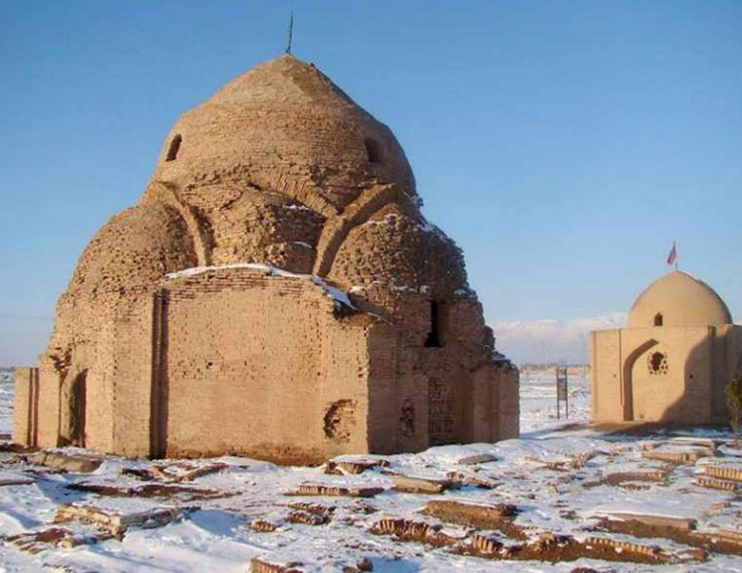 تصویر گنبدهای شه میر نیشابور در زمستان با برف