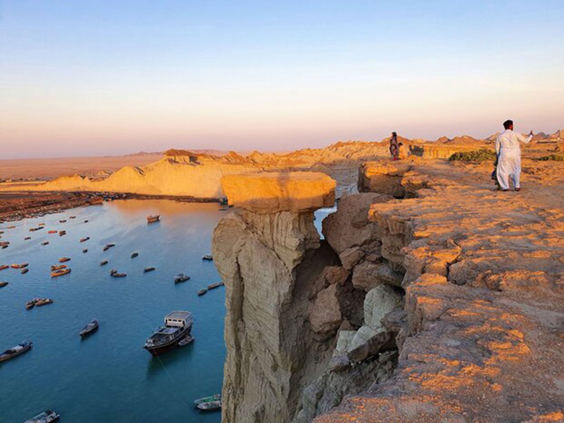 نمایی از ساحل بریس از روی صخره بریس در غروب آفتاب