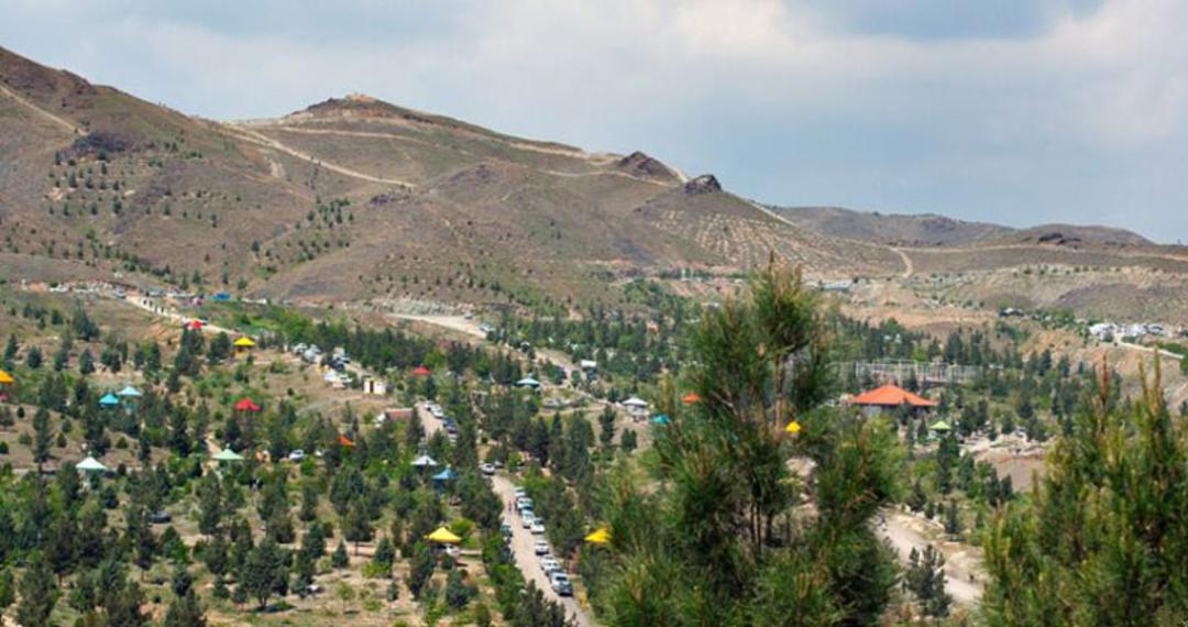 نمایی از کوهستان پارک مشهد و قله زو از بالا