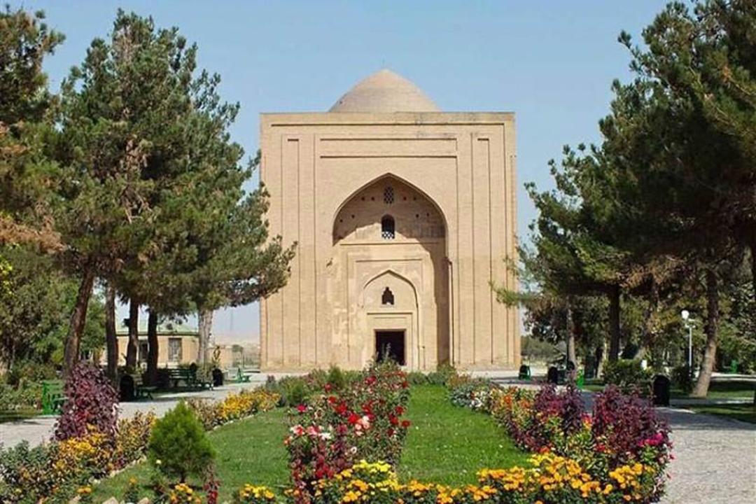 نمای روبه رو از بقعه هارونیه در نیشابور در میان باغ زیبا