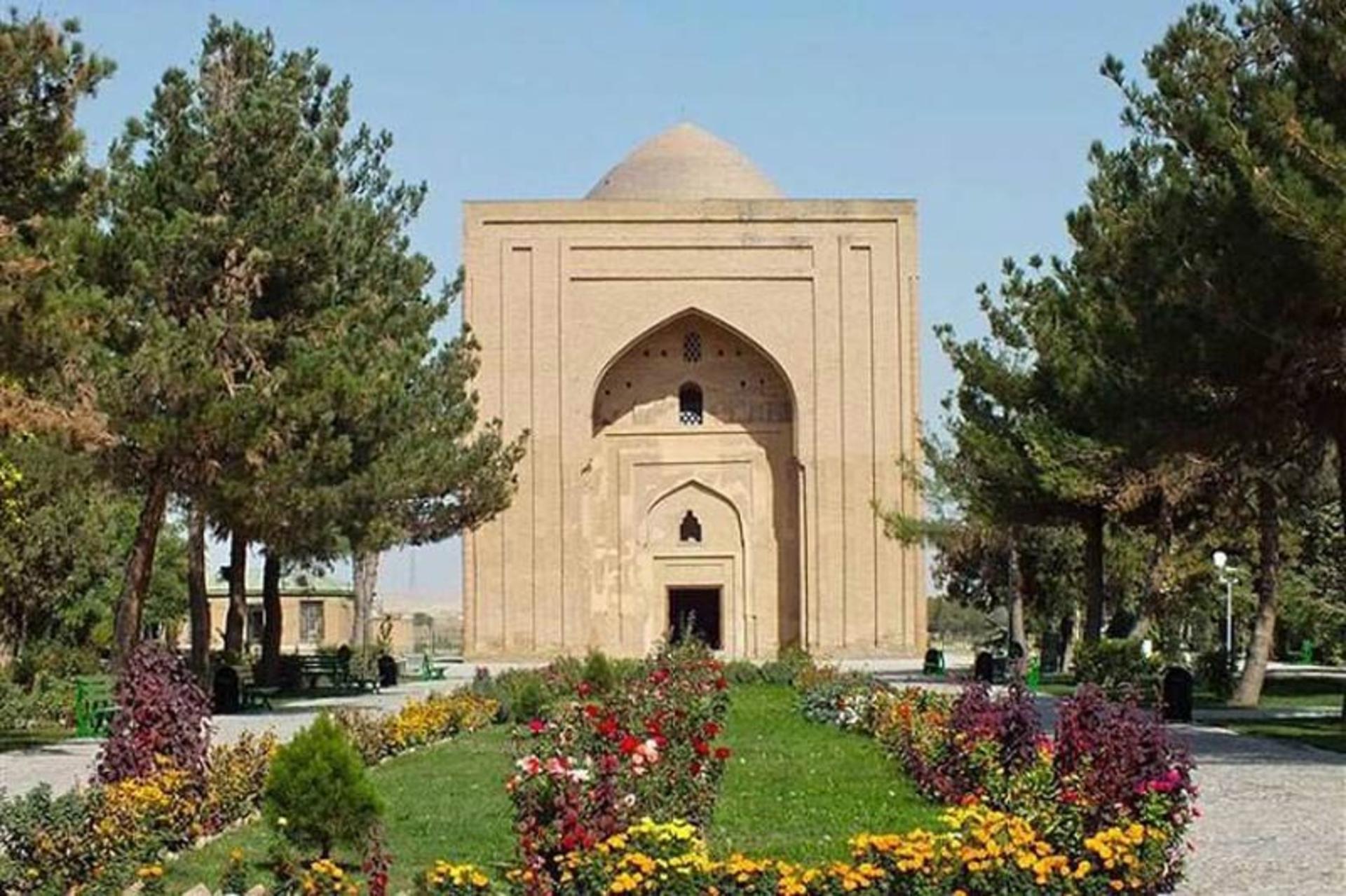 نمای روبه رو از بقعه هارونیه در نیشابور در میان باغ زیبا